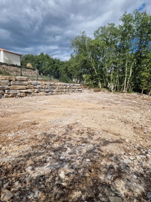 Read more about the article Enrochement paysager du terrain du « Hameau du Petit Bois » à Ruoms