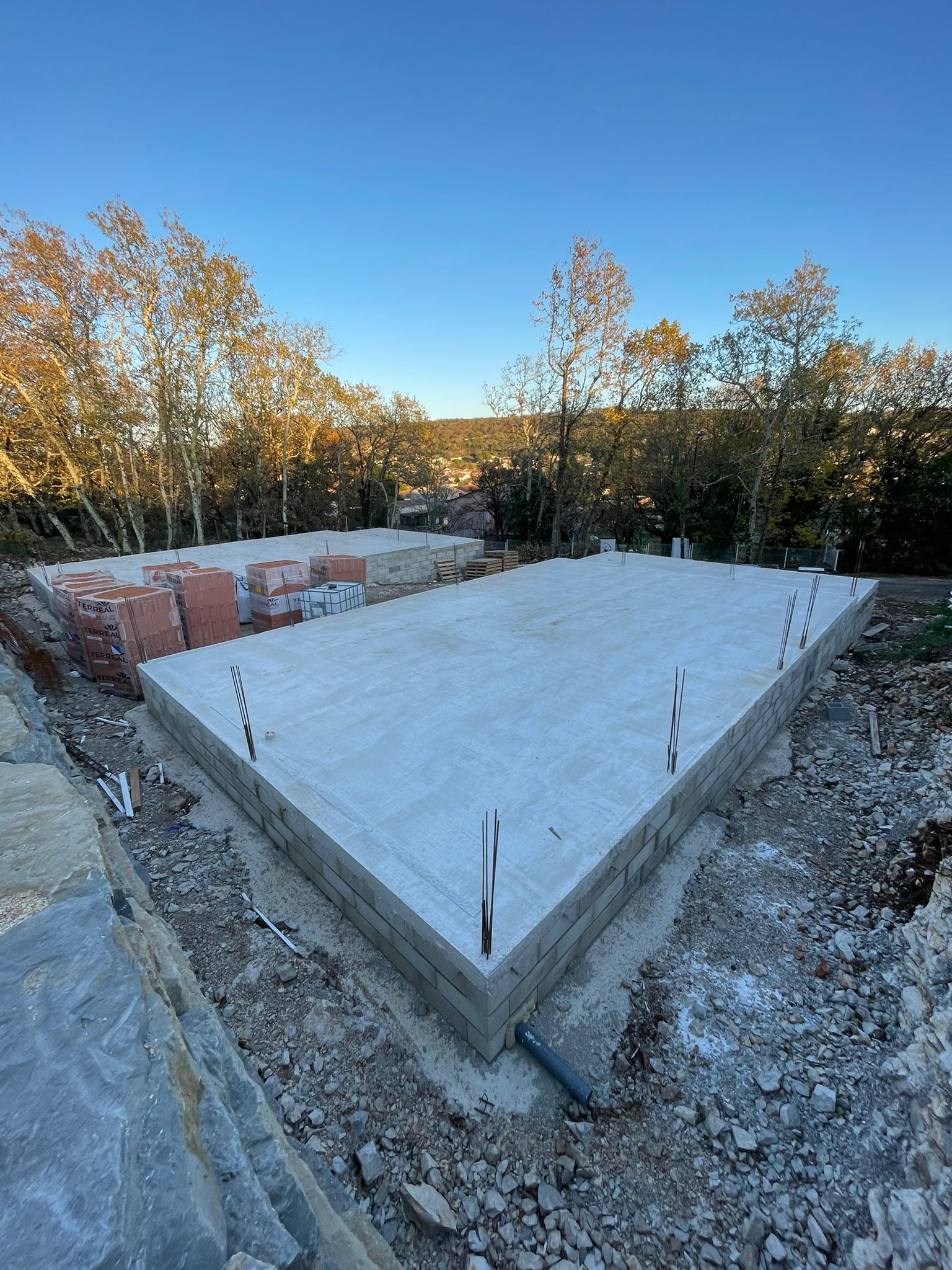 Read more about the article Aperçu des dalles béton des futures villas du « Hameau du Petit Bois » à Ruoms